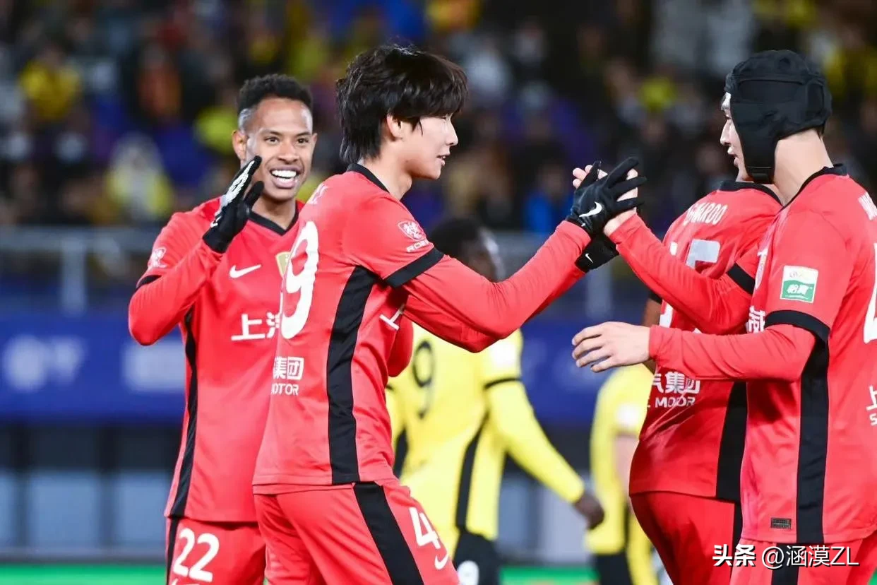 包含山东泰山训练开放日;转会期豪取连胜引欢呼;葡超在即;年轻球员得到机会的词条 包含山东泰山训练开放日;转会期豪取连胜引欢呼;葡超在即;年轻球员得到机会的词条