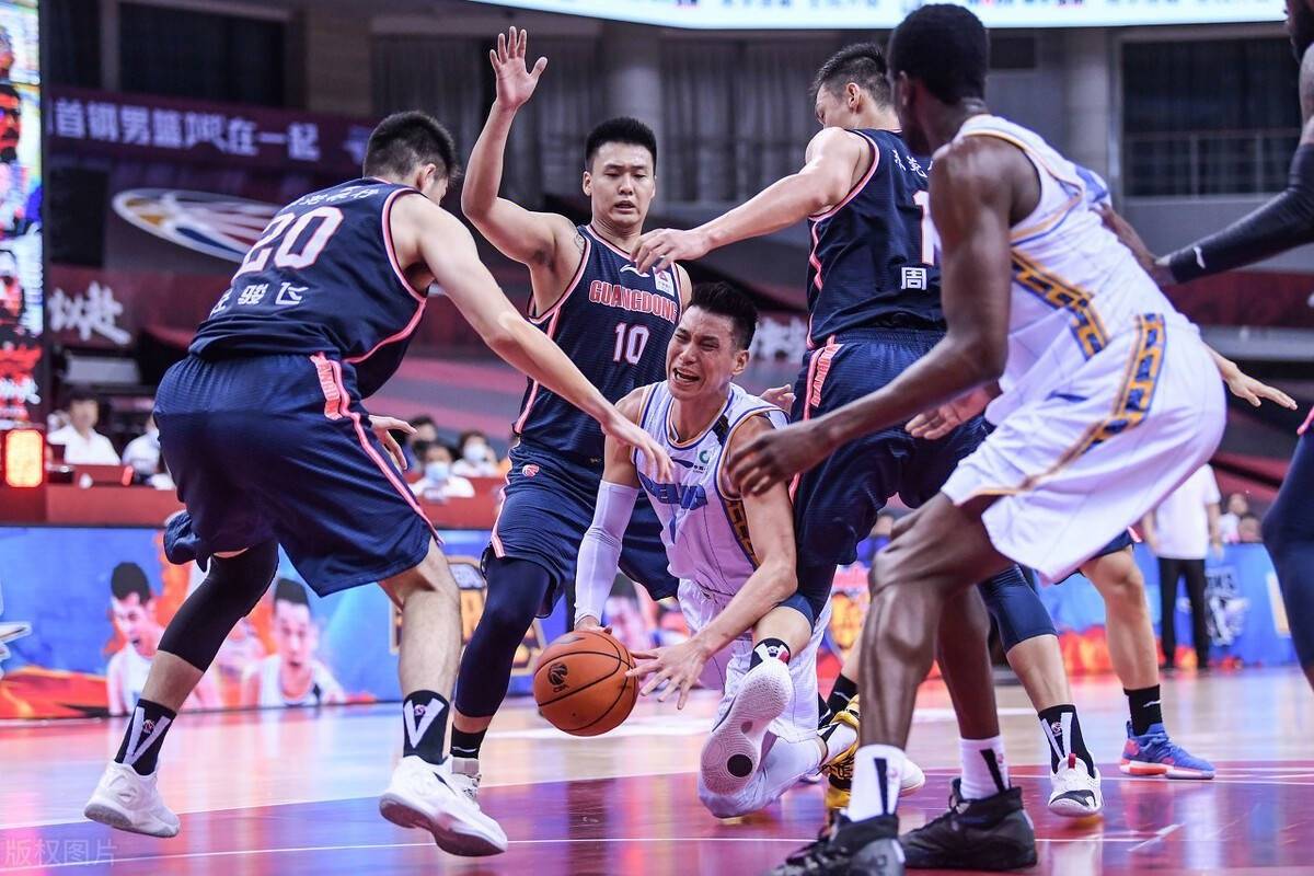 清晨CBA常规赛传出新动向;皇家社会外线爆发;管理层表态:赛场秩序良好;资深球员宣示担当的简单介绍 清晨CBA常规赛传出新动向;皇家社会外线爆发;管理层表态:赛场秩序良好;资深球员宣示担当的简单介绍